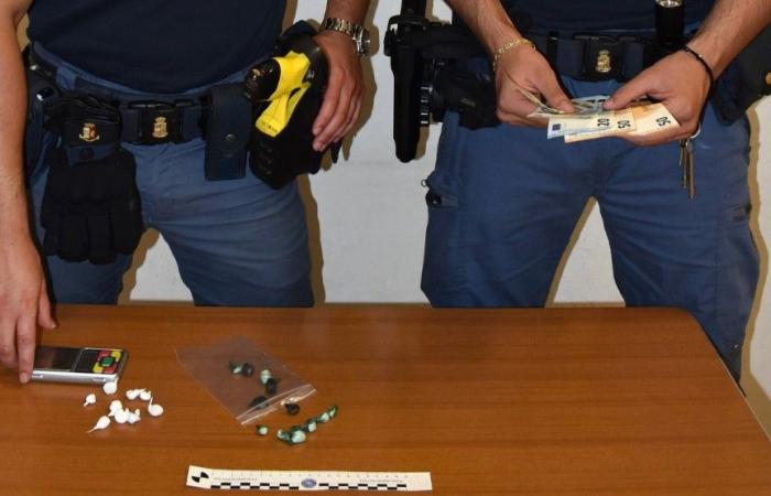 Dans la voiture avec 24 doses d’héroïne et de cocaïne, un jeune de 19 ans arrêté à Imola