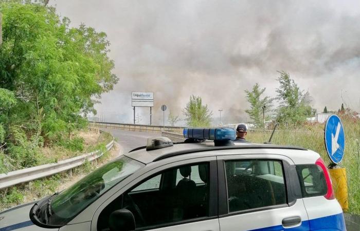 Incendie à Magliana, viaduc fermé dans les deux sens : circulation bloquée à Rome