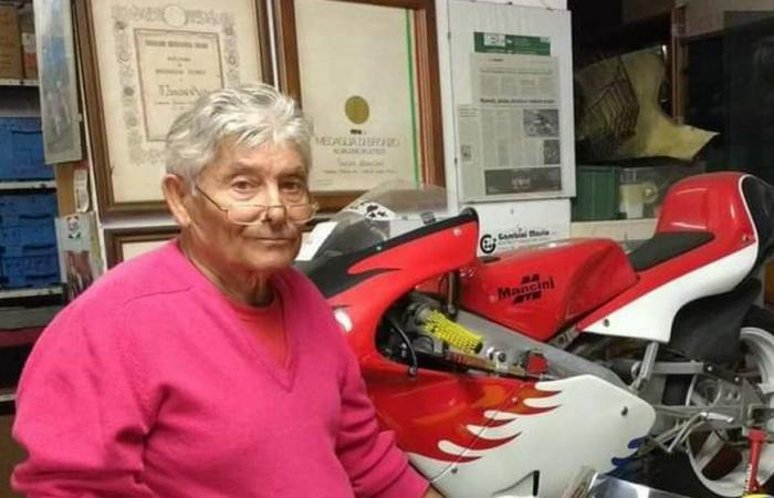 Pesaro, le magicien de l’automobile Guido Mancini est décédé. Il fut le premier mécanicien de Valentino Rossi. Cela avait été célébré par un docufilm sur Netflix et Prime