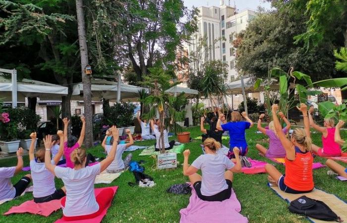 Des passionnés de yoga sur la Piazza Plebiscito pour saluer le solstice d’été