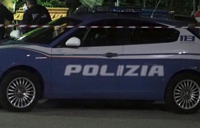 Il poignarde à mort sa femme dans leur maison de Cagliari, puis appelle ses filles : un homme de 77 ans arrêté