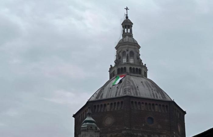 La surprise au Duomo. Drapeau palestinien hissé sur le dôme