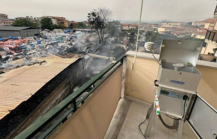 Incendie de l’entrepôt du bâtiment Aversa, la surveillance par Arpa Campania se poursuit