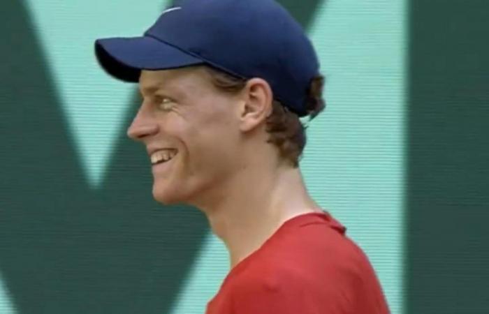 ATP Halle – Un fan éternue : Jannik Sinner éclate de rire