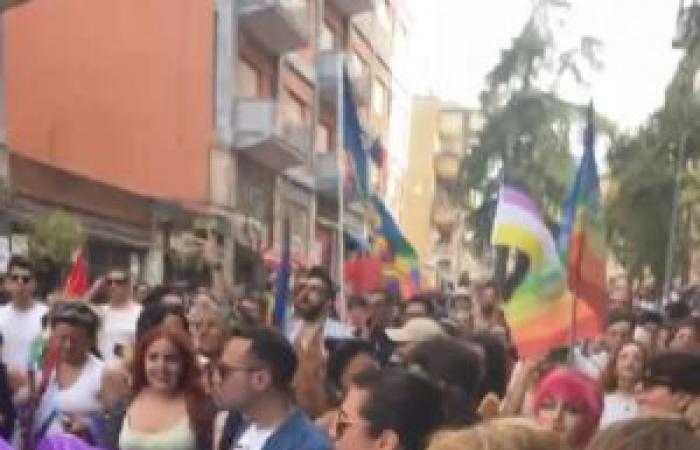 Cosenza Pride, procession colorée dans les rues de la ville. « Faisons attention aux droits de chacun »