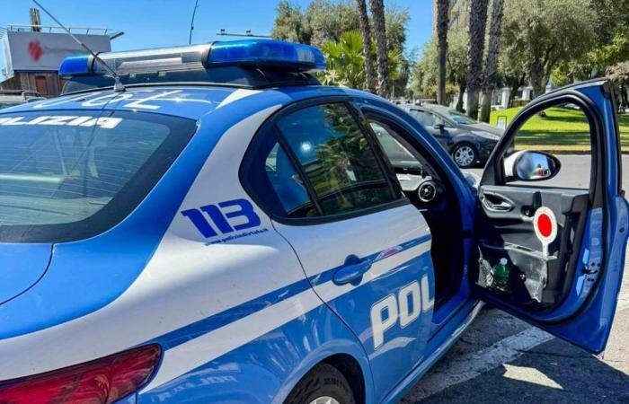 Il met le feu à la vitrine d’un bar et s’enfuit sur un scooter volé, un jeune de 18 ans de Catane arrêté – BlogSicilia