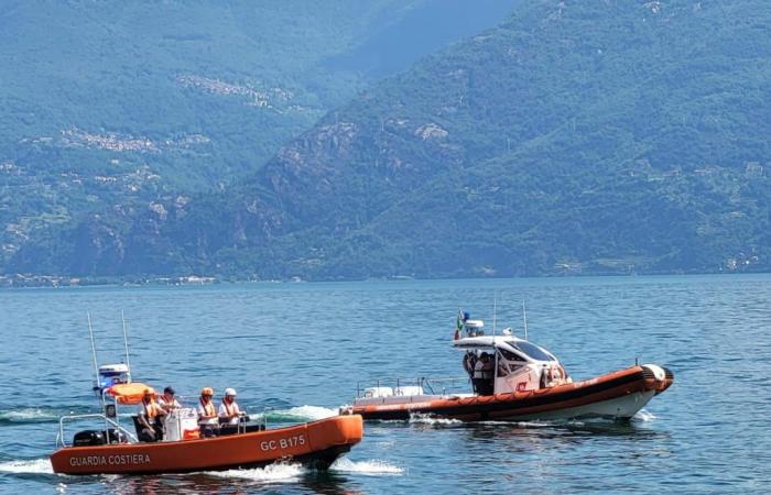 À la dérive sur un bateau endommagé, premier sauvetage par les garde-côtes du lac de Côme