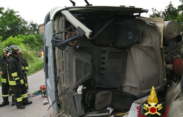VÉNÉTIE – Une bétonnière se renverse au carrefour: le conducteur de 30 ans décède