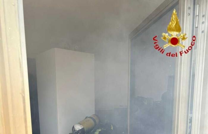 Incendie à Civitavecchia : Fumée épaisse et circulation interrompue dans la Caserne