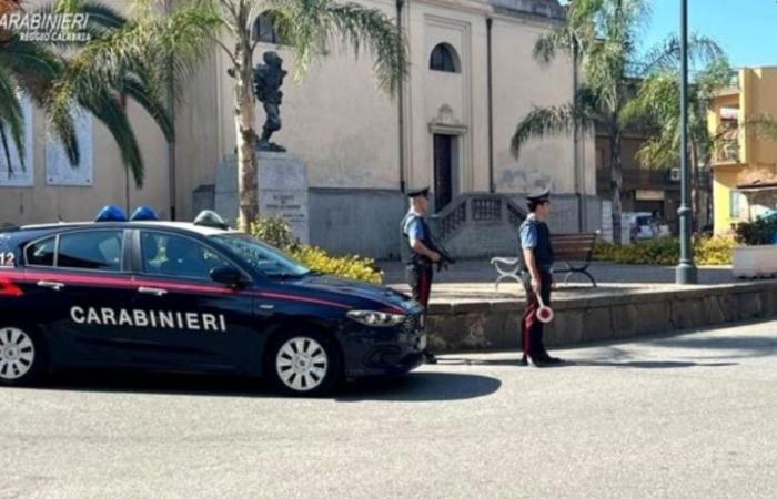 Une femme de 70 ans a été escroquée dans la province de Reggio de Calabre par un soi-disant avocat et un faux policier, avec la complicité d’une femme de Campanie, identifiée et dénoncée.
