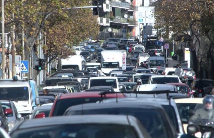 Trop de voitures dans les villes, de plus en plus embouteillées. À Messine, la distance moyenne diminue.