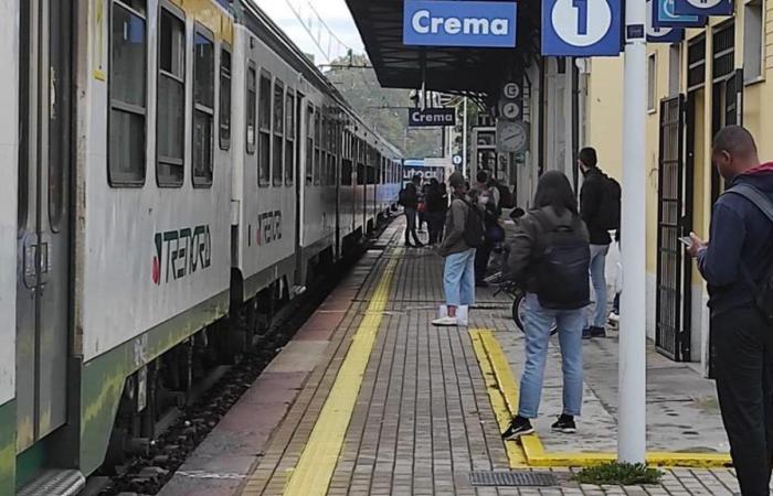 Après les trains, les bus ont également été supprimés. Ligne SOS Crémone-Treviglio. Trenord : “Il n’y a pas de transports”