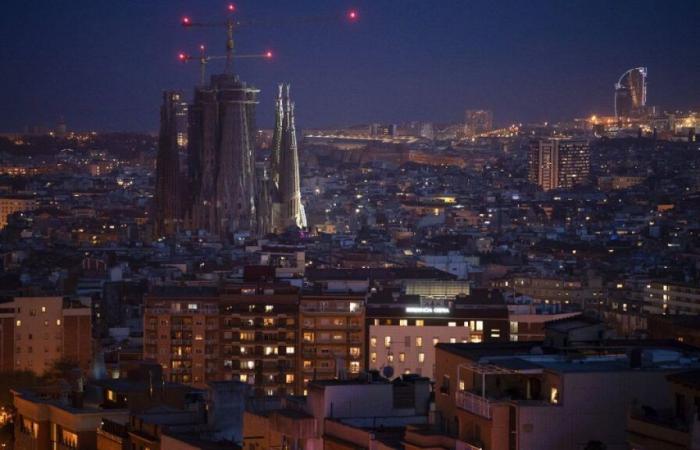 Barcelone contre le tourisme de masse : les licences de 10 mille appartements seront révoquées d’ici 2028