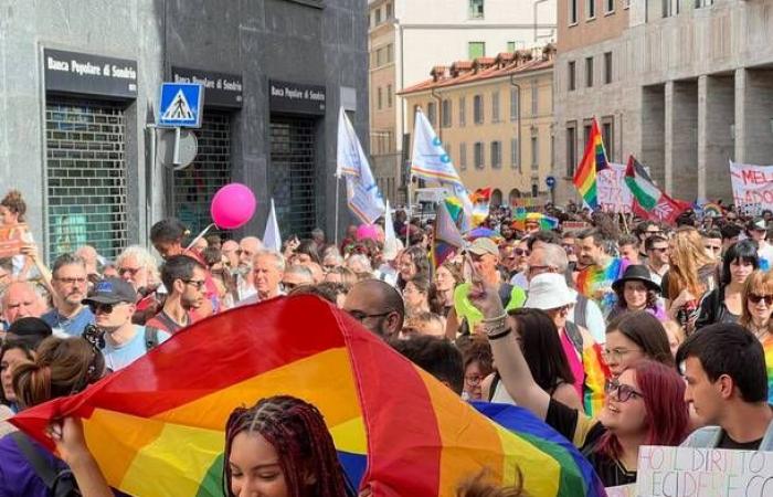 Une rivière colorée de gens défile à travers la ville, dont beaucoup à la Varese Pride