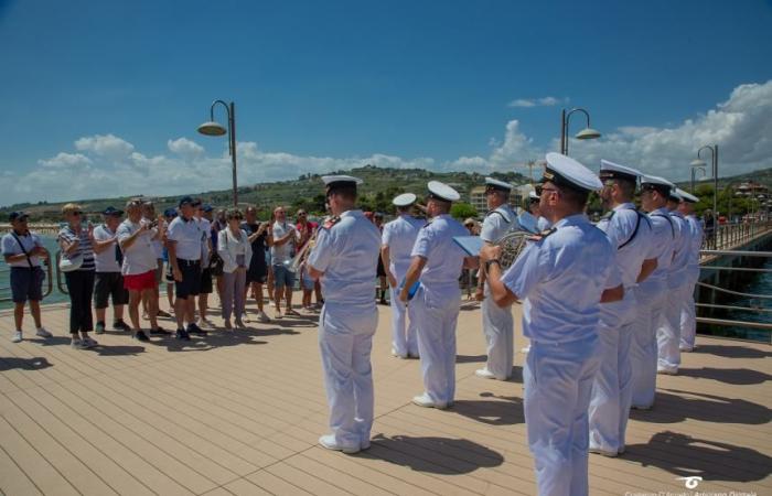 La Fanfare de l’Académie Navale de Livourne enchante ceux qui nagent le long du front de mer