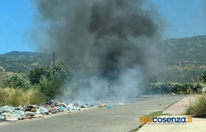 Rende, la décharge à ciel ouvert de Viale Principe brûle : le tas de déchets est en feu – PHOTO