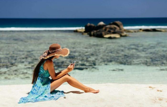 Smartphone à la plage, attention à la surchauffe : comment éviter ce dangereux problème