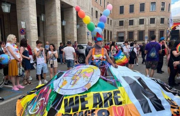 Une rivière colorée de gens défile à travers la ville, des milliers de personnes à la Varese Pride