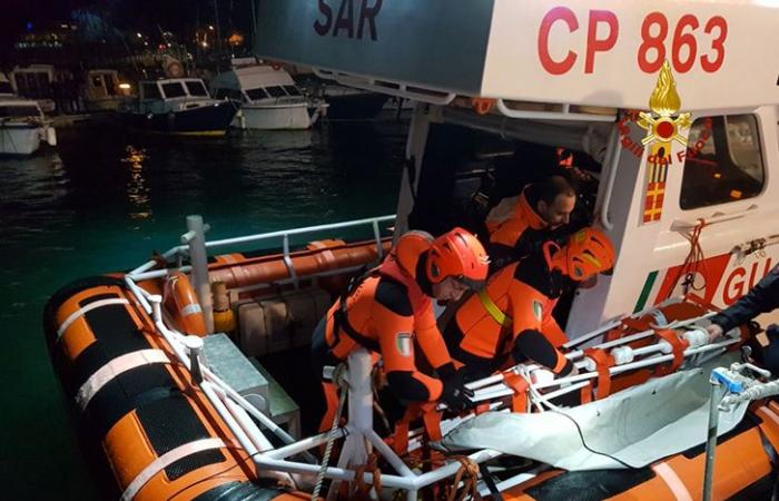 Un touriste se sent malade sur un bateau de croisière et est secouru