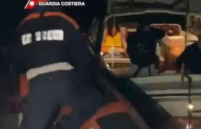 Italienne bloquée sur des rochers en Espagne, un hélicoptère de la police la sauve. VIDÉO