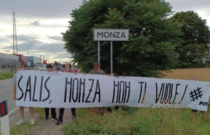 “Salis Monza ne veut pas de toi”, la bannière du mouvement d’extrême droite sur laquelle Ilaria s’est photographiée à son retour en Italie
