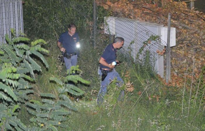 Corps d’un garçon retrouvé dans le parc de Pescara, le mystère du jeune de 15 ans tué avec un couteau de plongée