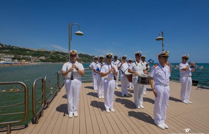 La Fanfare de l’Académie Navale de Livourne enchante ceux qui nagent le long du front de mer