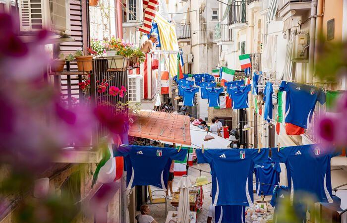 Euro 24 : chemises bleues dans la rue Orecchiette à Bari – Actualités