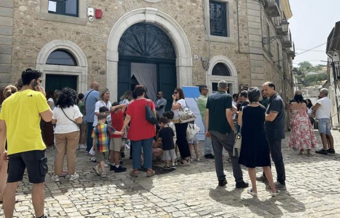 6 mille livres pour la nouvelle bibliothèque d’Orsara di Puglia. De nombreux citoyens à l’inauguration