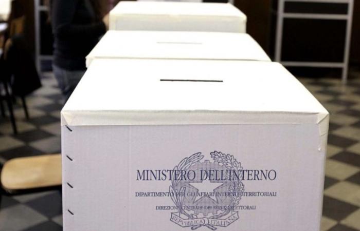 Vote en Toscane, les bureaux de vote sont ouverts jusqu’à 15 heures. Ensuite, je compte les votes.