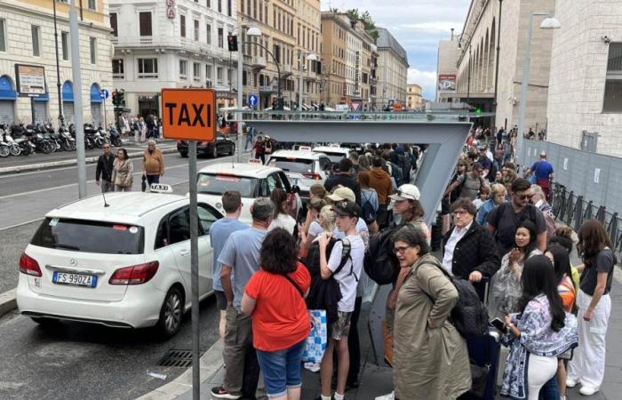 Taxi à Rome, attaque de Mollicone (FdI): «Plus rapide de voler vers l’Europe que de rentrer chez soi». Et la polémique éclate