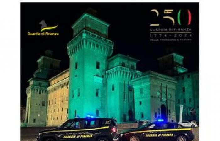 Château d’Este à Ferrare illuminé en jaune et vert pour les 250 ans de la Guardia di Finanza