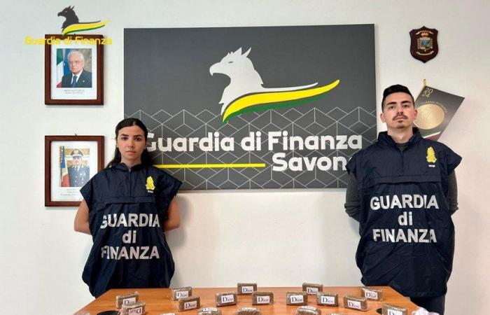 La Guardia di Finanza Savona arrête un jeune de 22 ans en possession de trois kg de haschich