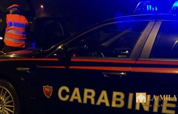 Modena, un nouveau conducteur ivre au volant, s’arrête dans la rue et s’endort : rapporte un jeune de 22 ans