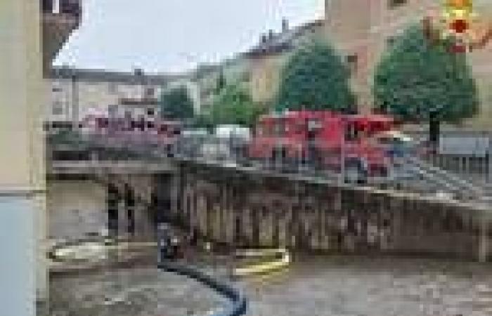 Orages dans les Apennins, inondations à Bagno di Romagna. Les pompiers à l’œuvre pour vider caves, garages et habitations
