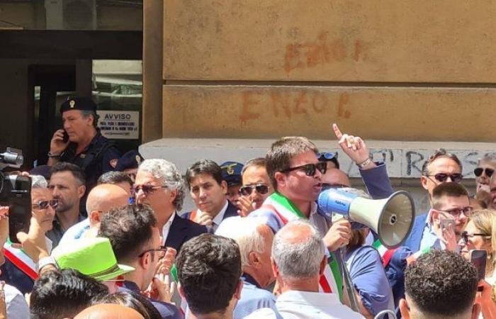 Crise de l’hôpital Sant’Agata : manifestation à Naples sans rencontre avec De Luca