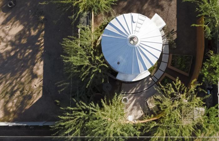 En Arizona, un vieux silo devient une mini-maison avec jardin