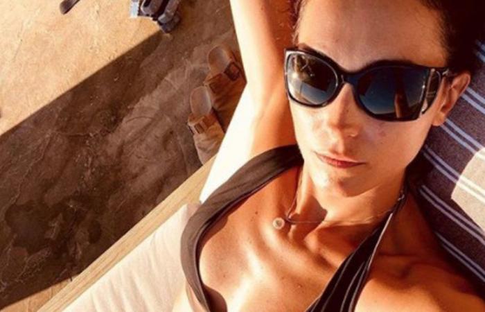 Caterina Balivo au bord de la mer avec Guido Maria Brera, le bikini cassé tendance – DiLei