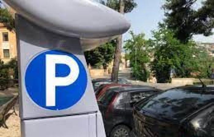 Parkings bleus, pas d’amende pour tickets expirés : à partir d’aujourd’hui est en vigueur l’avis de courtoisie qui vous permettra de régulariser le paiement dans la journée