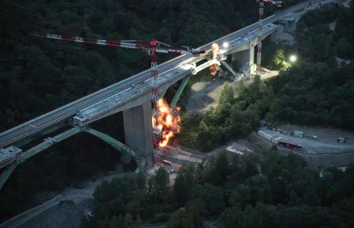 Viaduc de Gravagna, moment où les charges explosives explosent – Vidéo