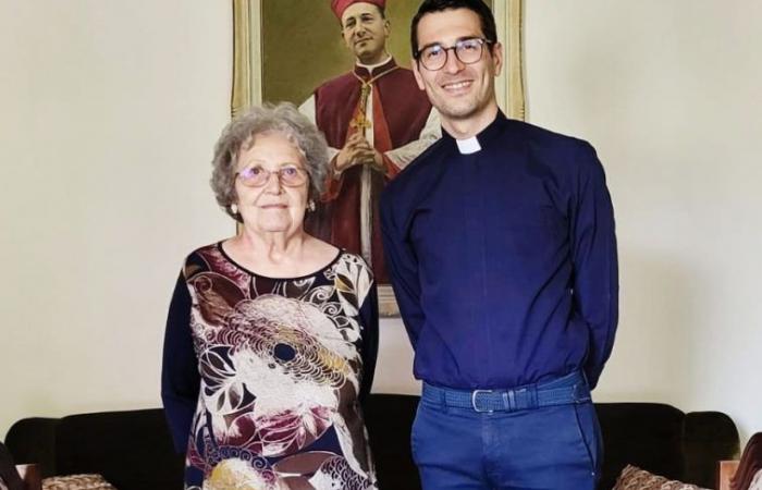 Diocèse : Lamezia Terme, la nièce de Mgr Moietta fait don des robes épiscopales de son oncle à l’Église dont il était curé
