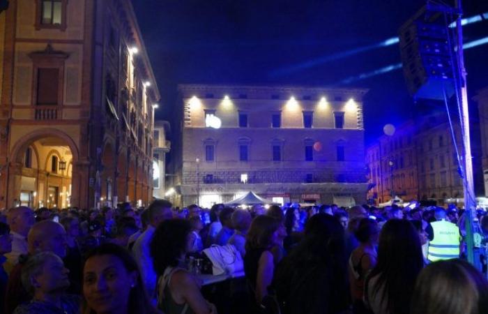 Plus de 5 mille à Tolentino (Photo/Vidéo) Avec DJ Fargetta à la console c’est la nuit des meilleures années