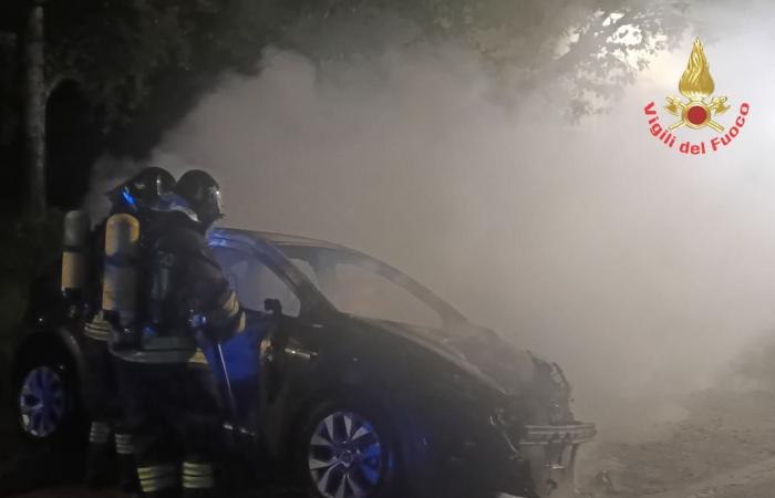 Une voiture prend feu à Giussano : deux camions de pompiers sur place