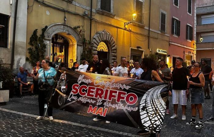 TIVOLI – “Ciao Sceriffo”, procession aux flambeaux à la mémoire d’Alessandro Castellaccio