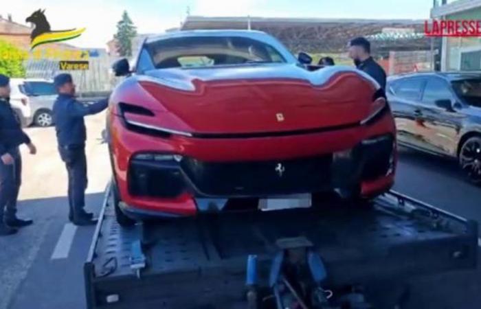 Varese, Ferrari saisie par la Police Financière à la frontière avec la Suisse : c’est un pur-sang d’une valeur de 400 mille euros