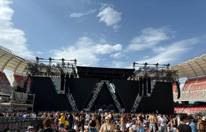 Vasco Rossi est à Bari, scène prête quelques heures avant le premier spectacle : la setlist