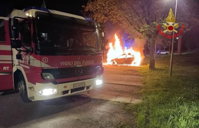 Une voiture prend feu à Giussano : deux camions de pompiers sur place