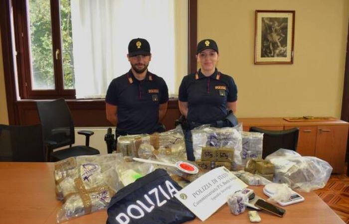 Kilos et kilos de drogue vendus dans toute la Lombardie, la police de Busto Arsizio démantèle deux groupes de trafiquants de drogue