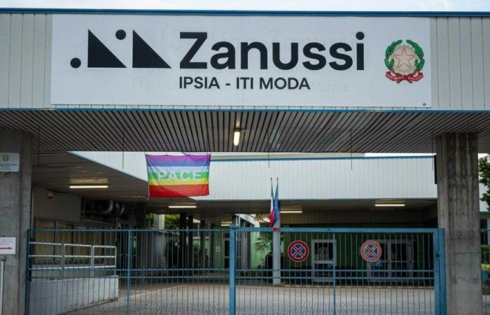 L’école Zanussi a volé les drapeaux de la paix et de l’Union européenne. L’homme de 27 ans encadré par les caméras a été condamné