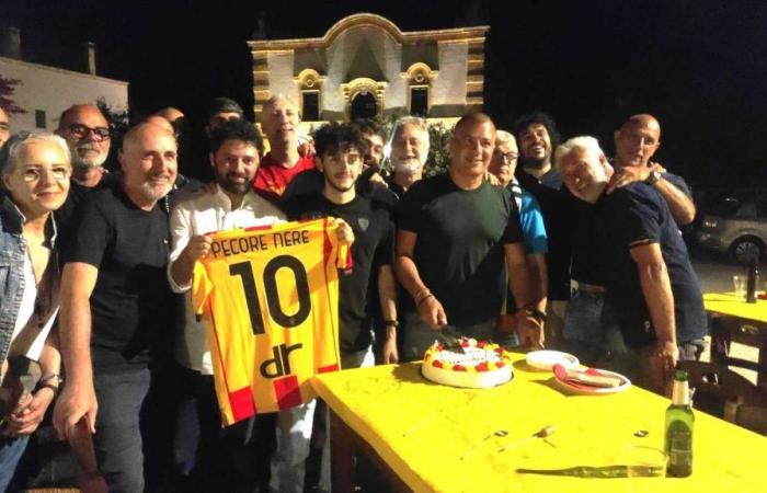 Serie A, le président de l’Us Lecce à Fasano pour la troisième mi-temps avec ses supporters locaux